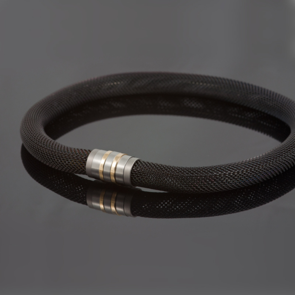 Collier ‘Milanetic’, 14 mm zwart, met grijs titanium en geelgoud