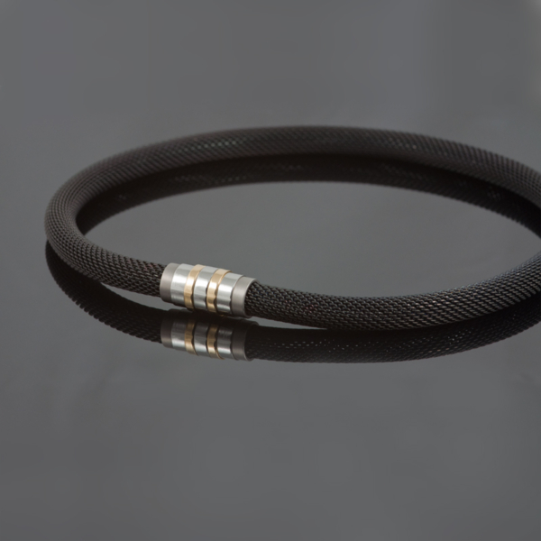 Collier ‘Milanetic’, 10 mm zwart, met grijs titanium en geelgoud