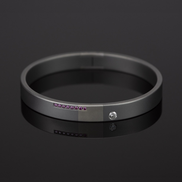 ‘Tension’ armband, gemaakt van titanium en witgoud, bezet met een witte diamant en 10 roze diamantjes