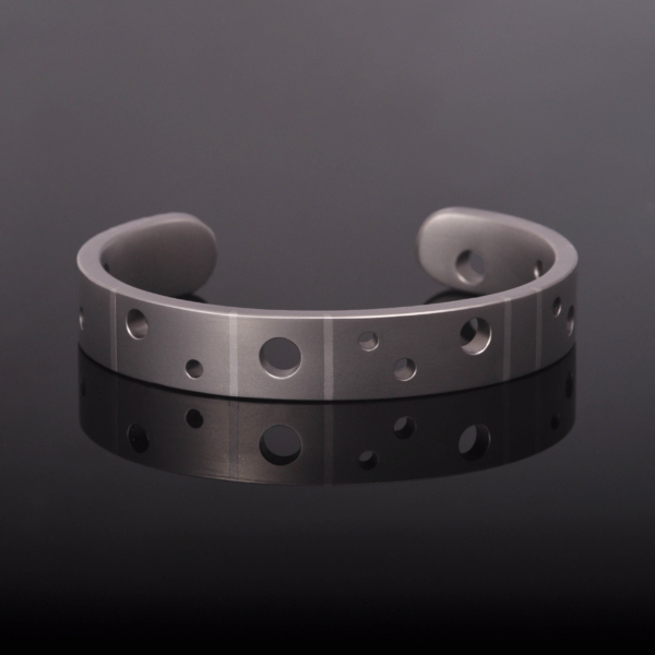 Herenarmband gemaakt van titanium met gaten en witgoud