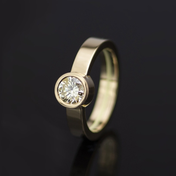 18 karaat geelgouden ring met een lichtgele diamant van 0,95 karaat!