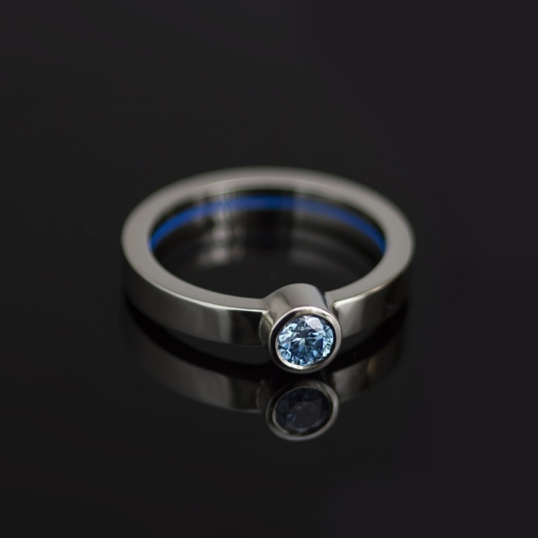 Witgouden Bauhaus ring met een blauwe diamant van een buitengewone kwaliteit!