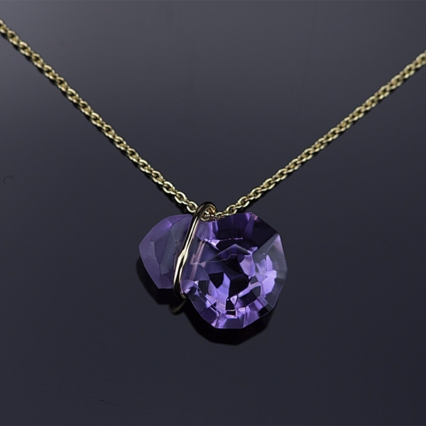 Halssieraad, gemaakt van geelgoud en amethyst