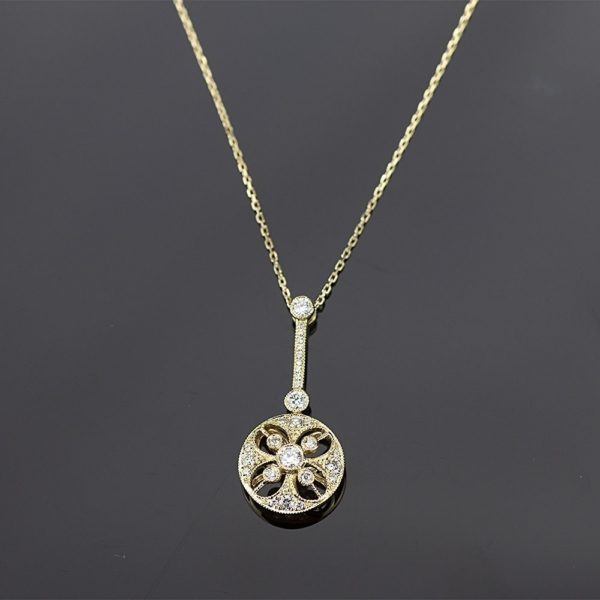 Art Deco collier met grote hanger in 18 karaat geelgoud en bezet met diamanten