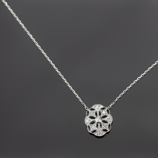 Halssieraad met ovale ‘Art Deco’ hanger in platina en bezet met diamanten