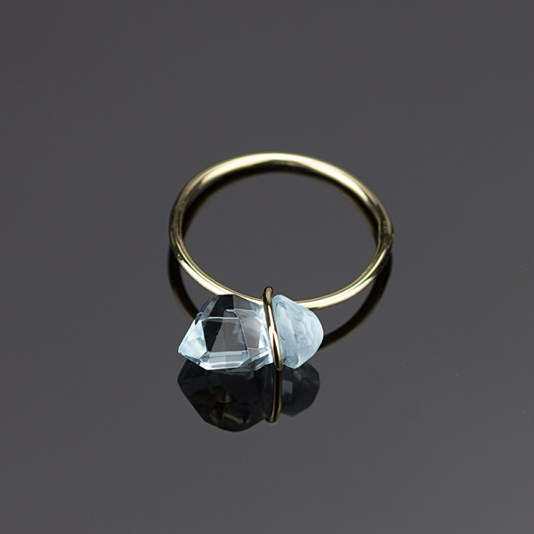 Ring, gemaakt van geelgoud en blauwe Topaas